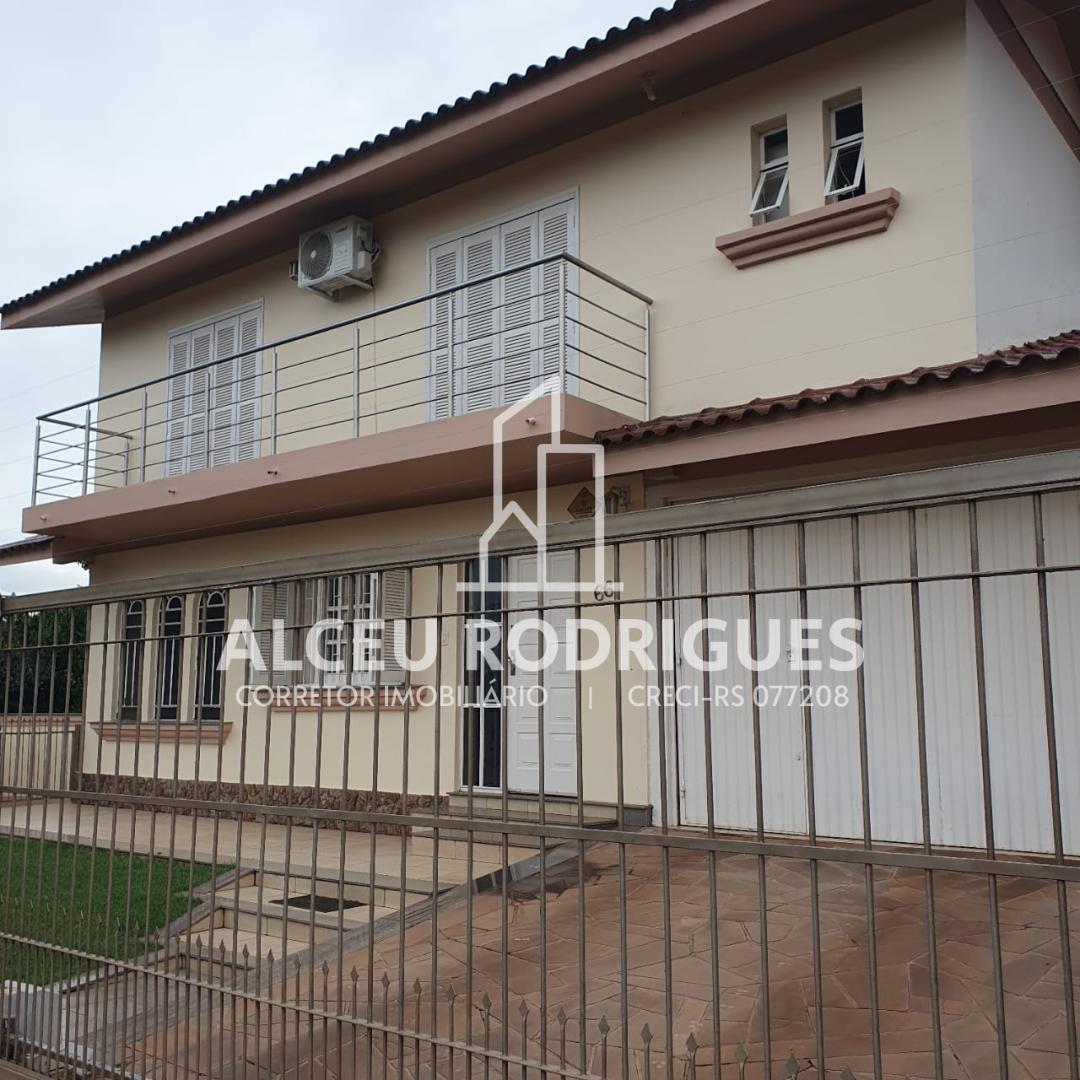 Casa Três Dormitórios com Suíte Máster e Piscina